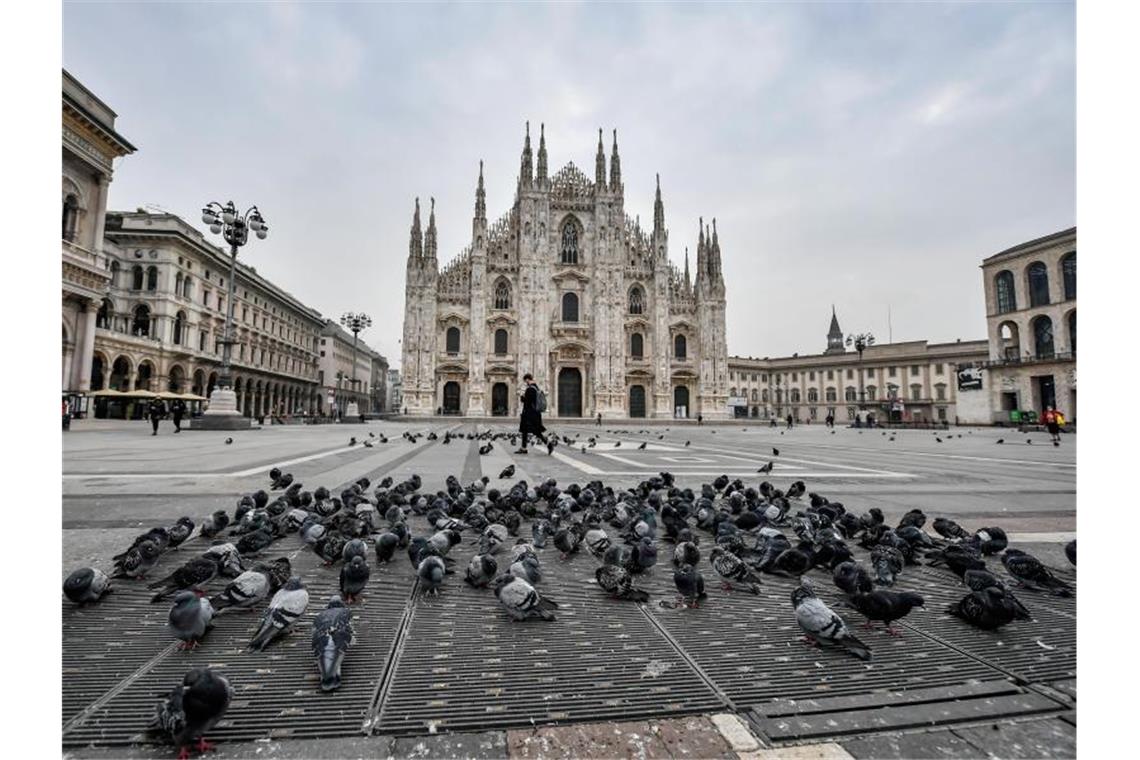 Auf dem Platz vor dem Mailänder Dom ist es leer - ganz Italien gilt nun als Risikogebiet. Foto: Claudio Furlan/LaPresse via ZUMA Press/dpa