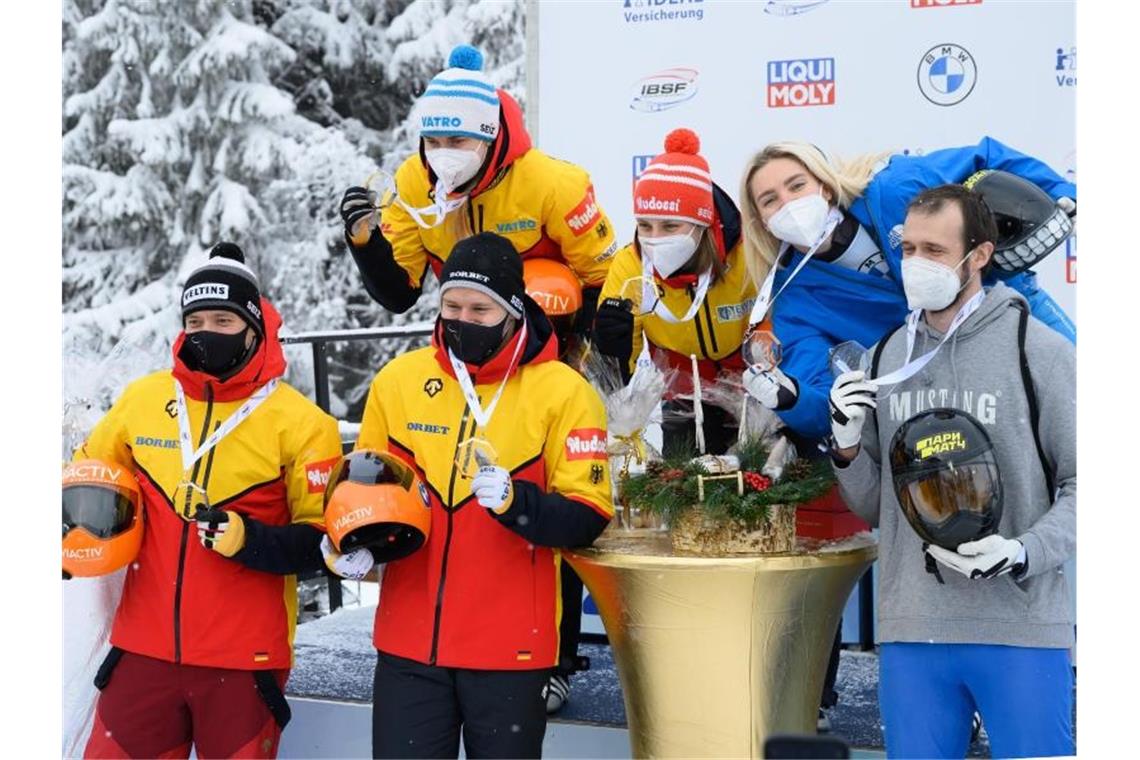 Hermann und Grotheer siegen auch im Skeleton-Mixed Auf dem Podest: Alexander Gassner (l-r), Jacqueline Lölling, Christopher Grotheer und Tina Hermann aus Deutschland, Elena Nikitina und Alexander Tretiakov aus Russland. Foto: Sebastian Kahnert/dpa-Zentralbild/dpa