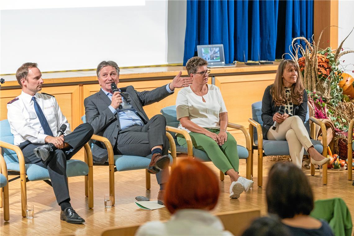 Manfred Lucha spricht in der Aspacher Gemeindehalle Auf dem Podium diskutieren (von links): Florian Titze von der Freiwilligen Feuerwehr Aspach, Minister Manfred Lucha, Natascha Hosseini als Sprecherin der Initiative Awia (Asylsuchende willkommen in Aspach), Bürgermeisterin Sabine Welte-Hauff und Martin Kaschler, Pfarrer in der evangelischen Kirchengemeinde Großaspach. Foto: Alexander Becher