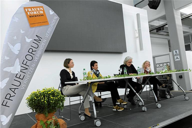 Auf dem Podium (von links): Die Bürgermeisterinnen Patrizia Rall und Irmtraud Wiedersatz sowie Dorothee Winter (Moderatorin) und Stadträtin Pia Täpsi-Kleinpeter. Foto: Jutta Rieger-Ehrmann
