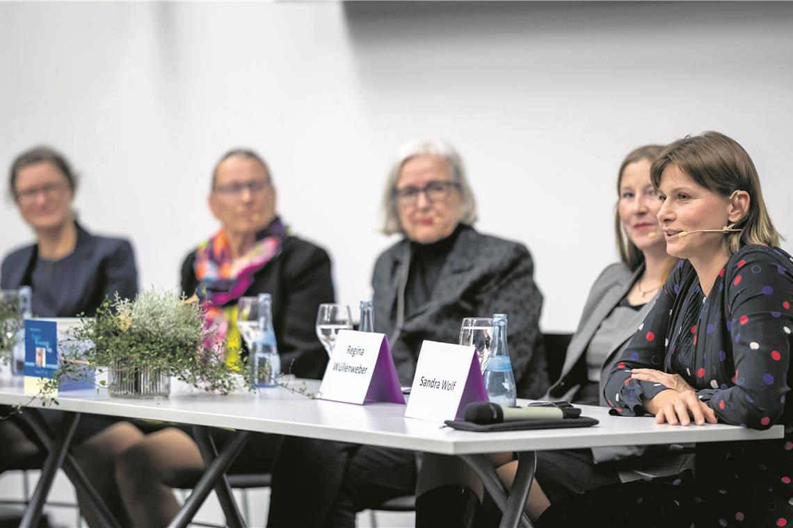 Auf dem Podium (von links): Veronika Zelger, Rosalinde Kottmann, Dorothee Winter, Regine Wüllenweber und Sandra Wolf. Foto: A. Becher