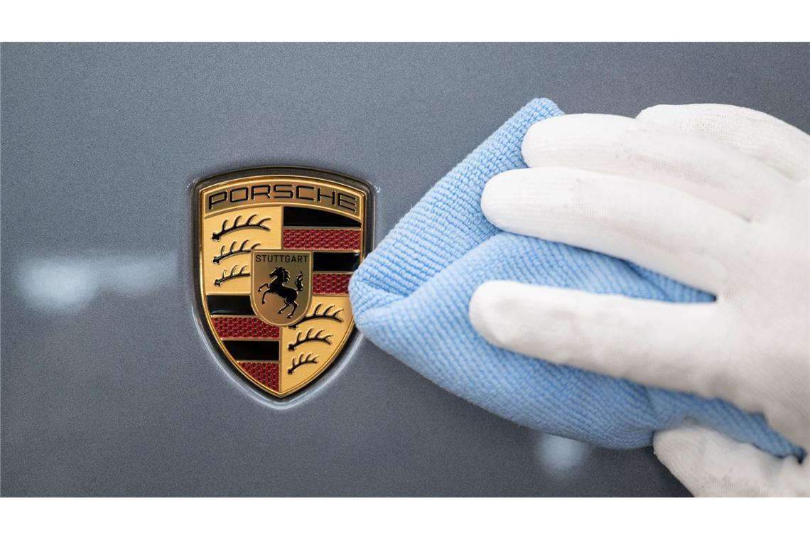 Auf dem Porsche-Wappen prangt das aufsteigende Pferd aus dem Stuttgarter Stadtsiegel. (Archivbild)
