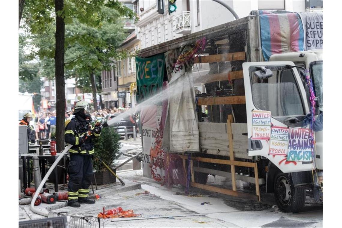 Auf dem „Queer Refugees Support“-Wagen brach Feuer aus, die Parade ging aber nach kurzer Unterbrechung weiter. Foto: Markus Scholz