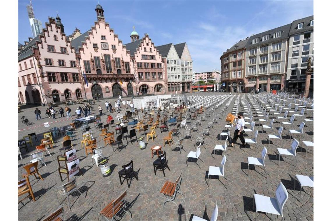 Leere Stühle: Gastronomen weisen auf prekäre Lage hin Auf dem Römerberg in Frankfurt waren es nach Angaben der Initiatoren knapp 1000 Stühle. Foto: Arne Dedert/dpa