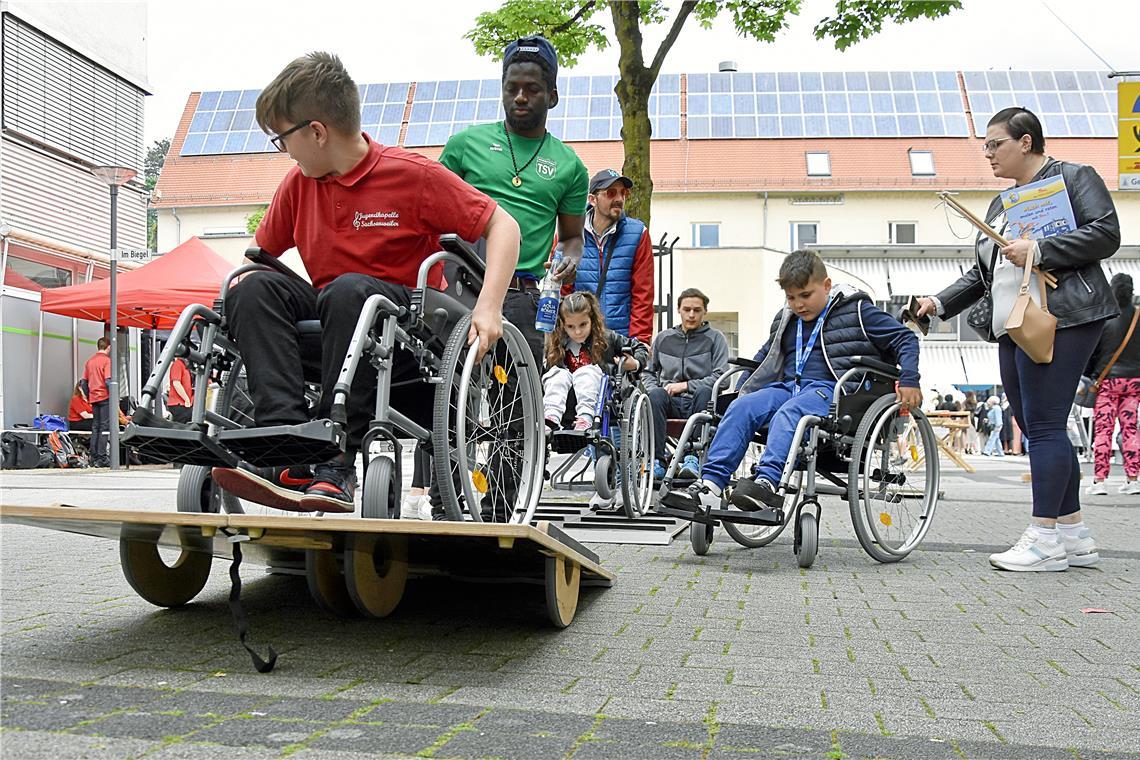 Auf dem Rolliparcours des Kreisjugendrings geht es über Rampen und Hindernisse.