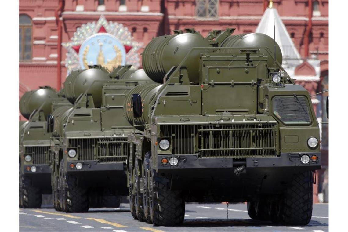 Auf dem Roten Platz in Moskau: Lastwagen der russischen Streitkräfte mit dem Flugabwehrsystem S-400. Foto: Yuri Kochetkov/epa
