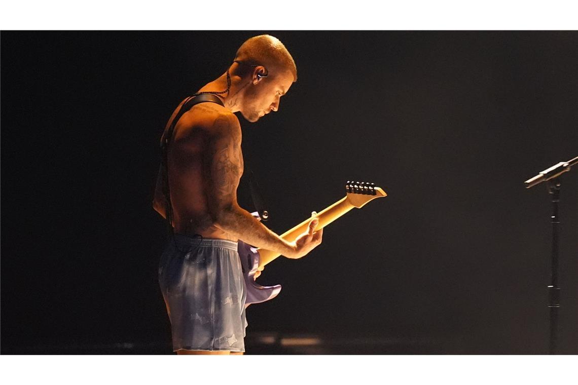 Auf dem Roten Teppich trug er noch einen Anzug, auf der Bühne hat Justin Bieber dann nur noch Socken und Boxershorts an.