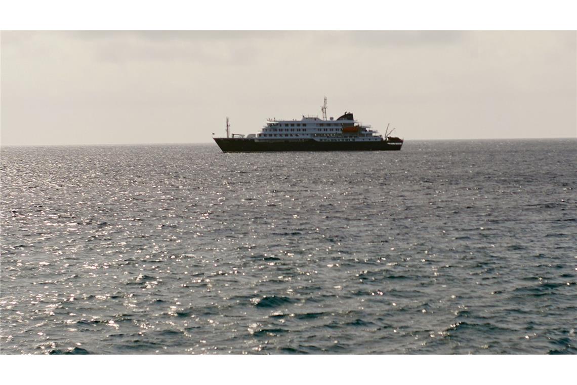 Auf dem Schiff hat es anscheinend einen Virusausbruch gegeben.