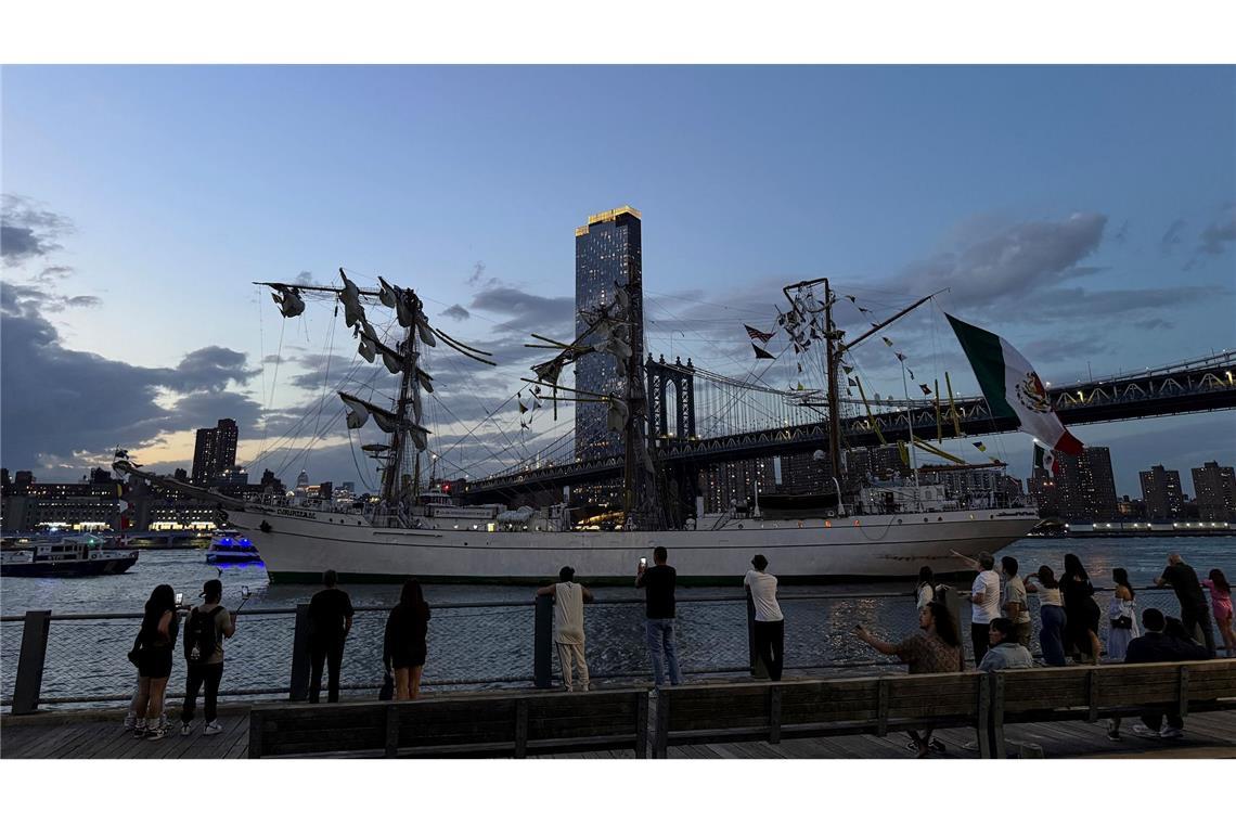 Segelschiff prallt gegen Brooklyn Bridge - Zwei Tote Auf dem Schiff spielten sich dramatische Szenen ab.