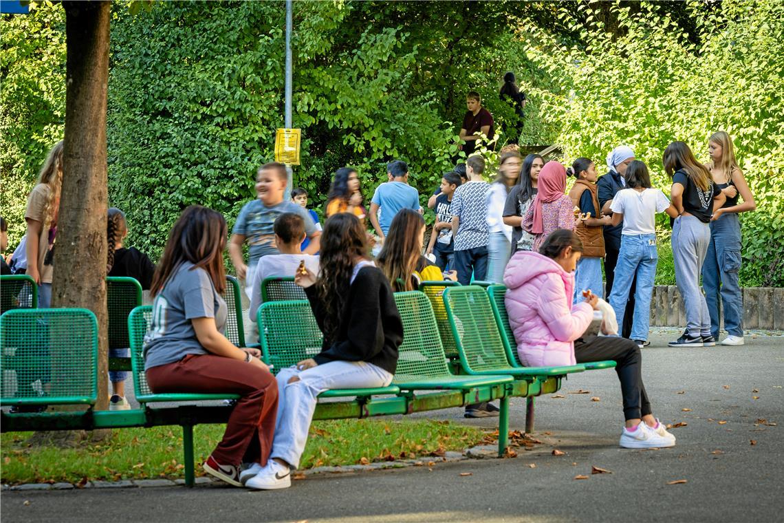Diskussion um Schulkleidung in Backnang Auf dem Schulhof der Mörikeschule dürfen die Schülerinnen und Schüler alles tragen, was „angemessen“ ist. Foto: Alexander Becher
