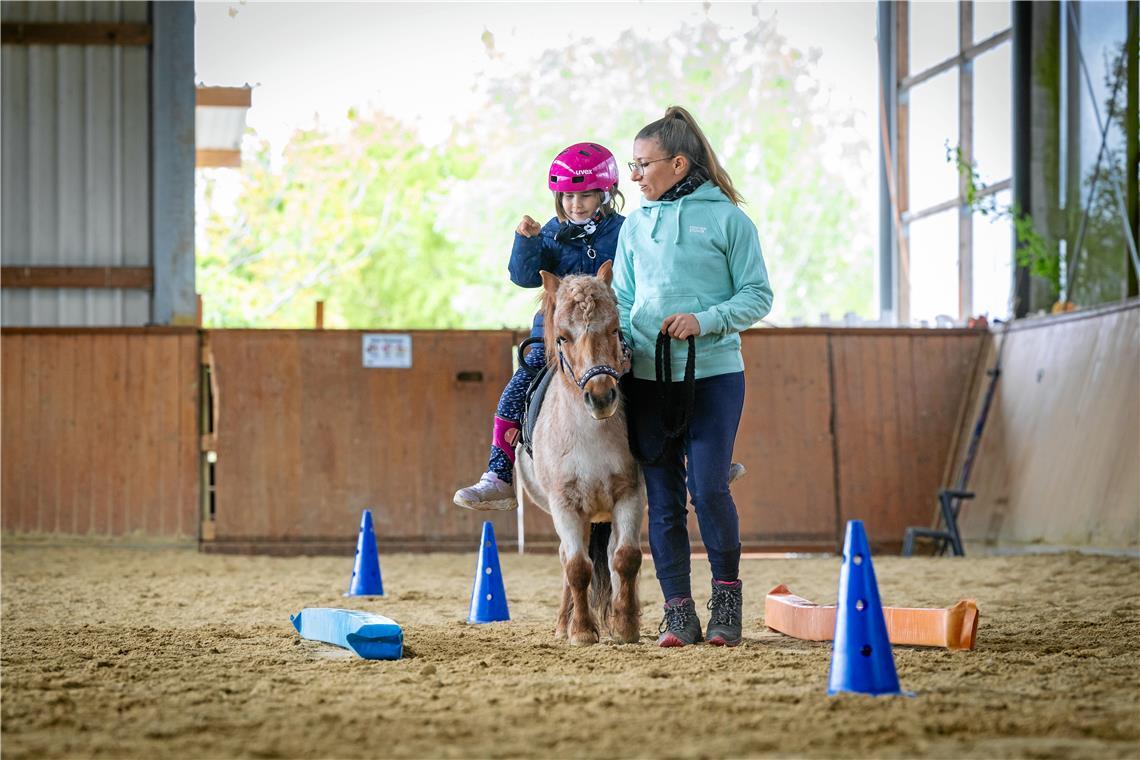 Auf dem Shetlandpony Kelly reitet Emily Kloos von Hütchen zu Hütchen, um die darunter versteckten Gegenstände aufzuspüren. Reittherapeutin Lisa Blaschke ist dabei stets an ihrer Seite. Fotos: Alexander Becher