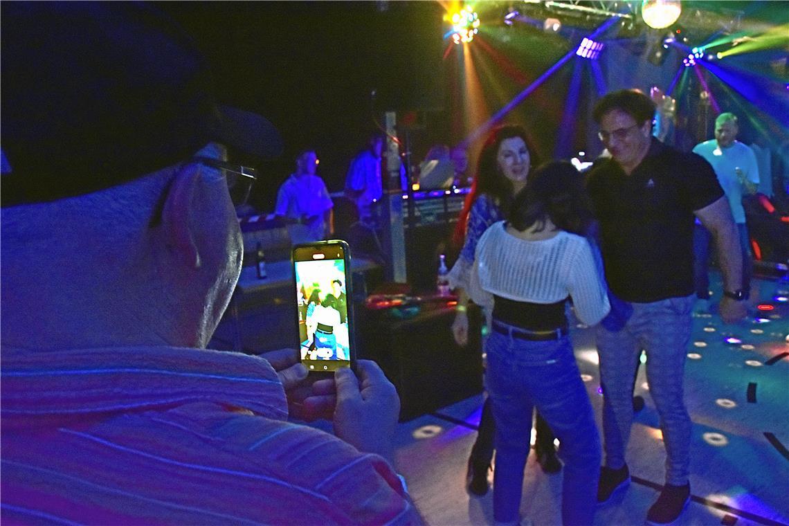 Auf dem Smartphone werden die Erinnerungen an eine tolle Partynacht festgehalten...