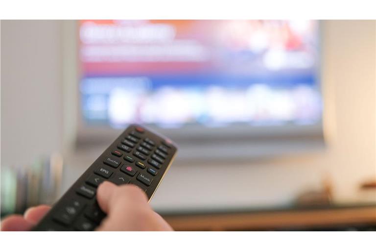 Auf dem Sofa sitzen und auf dem Fernseher herumzappen - für viele Menschen ein eingespieltes Ritual und für Vodafone jahrzehntelang ein einträgliches Geschäft.