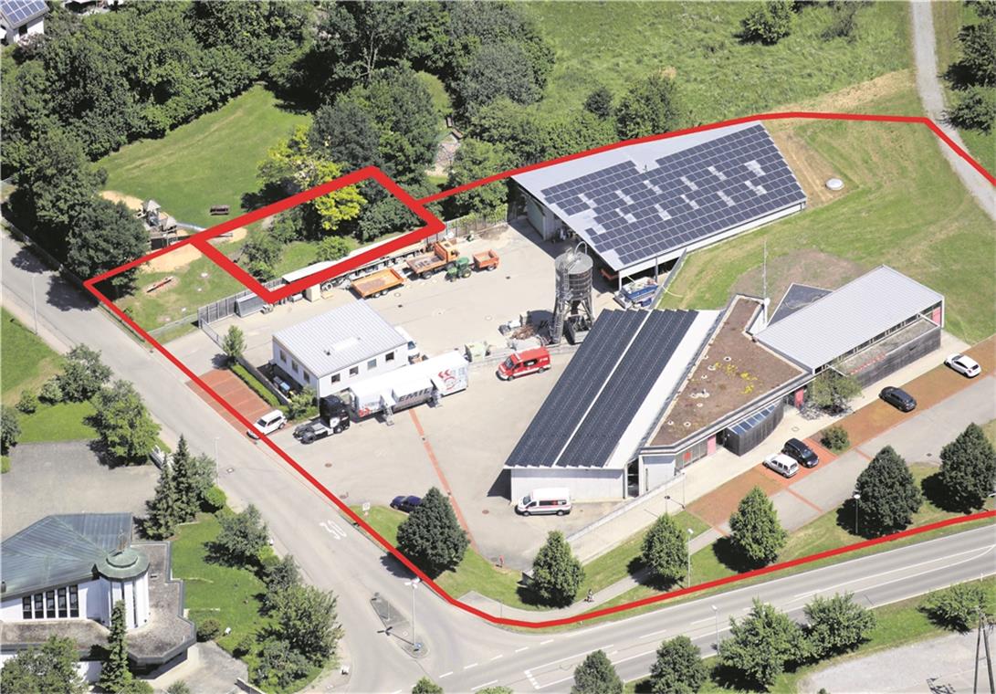 Bauhof-Areal wird auf Kosten der Spielplatzfläche vergrößert Auf dem Spielplatz Theodor-Heuss-Straße in Unterbrüden soll eine neue Fahrzeug- und Maschinenhalle für den angrenzenden Bauhof errichtet werden (starke rote Linie). Das Gelände des Bauhofs mit Feuerwehr wird dadurch um rund 500 Quadratmeter größer (dünne rote Linie). Foto: F. Muhl