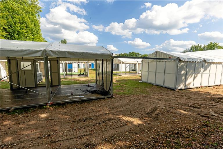 Auf dem Sportplatz des Beruflichen Schulzentrums Backnang ist erst kürzlich eine Zeltunterkunft für 300Geflüchtete errichtet worden. Archivfoto: Alexander Becher 