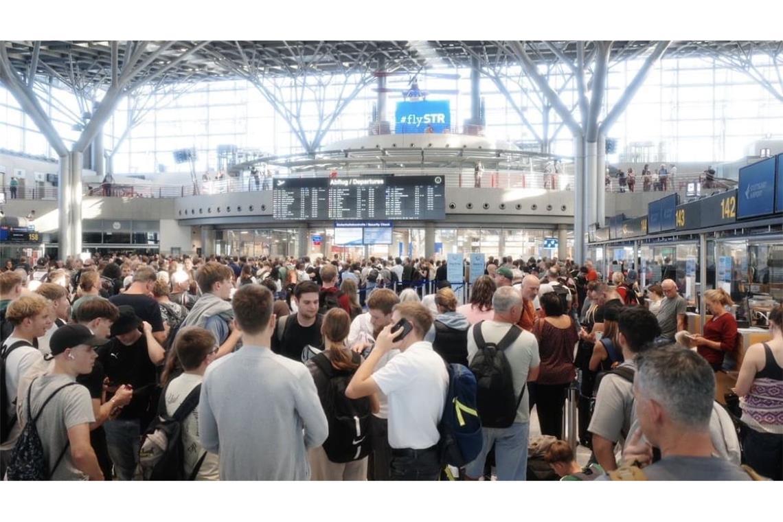Auf dem Stuttgarter Flughafen herrscht am Montagnachmittag wegen einer behördlichen Maßnahme das blanke Chaos.