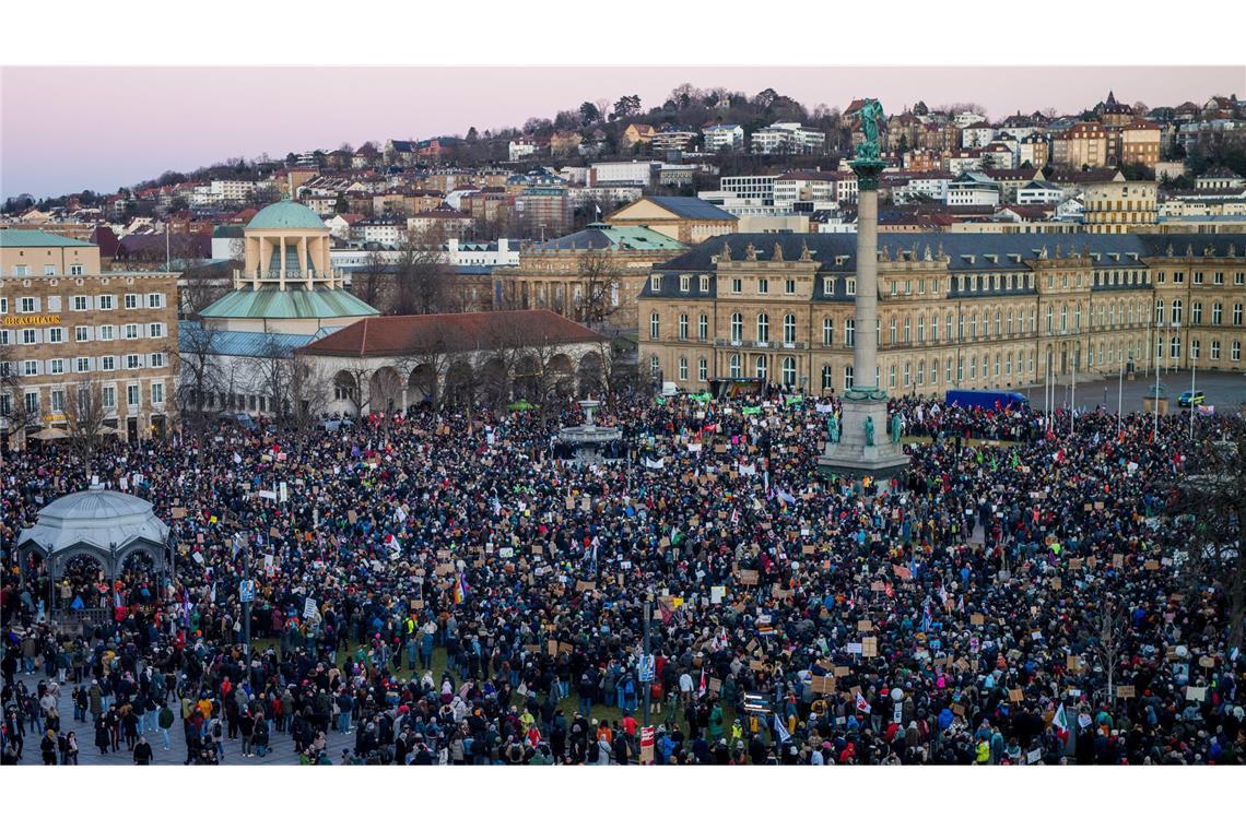 Die Demo auf dem Schlossplatz im Video Auf dem Stuttgarter Schlossplatz tummeln sich die Demonstrierenden – die Veranstalter sprachen von 44 000 Teilnehmern.