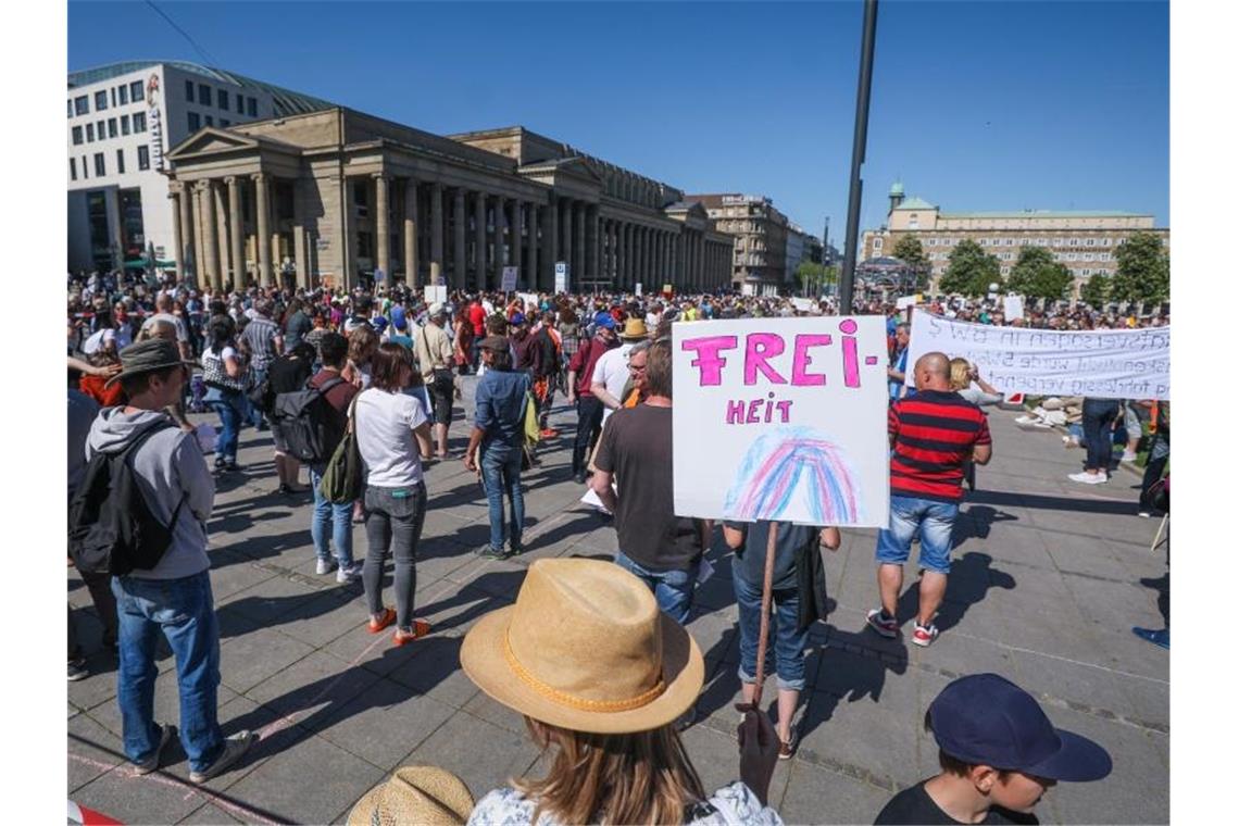 Auf dem Stuttgarter Schlossplatz versammelten sich zwischen 350 und 500 Menschen. Foto: Christoph Schmidt/dpa