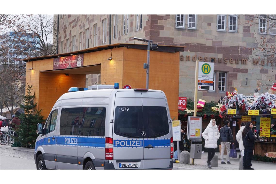 Strobl: Wir tun alles für sichere Weihnachtsmärkte Auf dem Stuttgarter Weihnachtsmarkt zeigt die Polizei Präsenz.