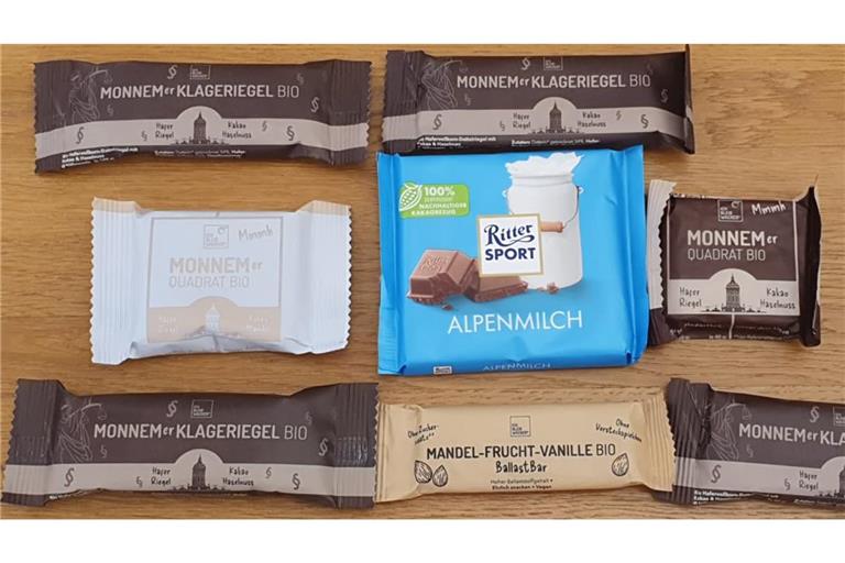 Auf dem Tisch des Gerichts: eine Tafel Ritter Sport und das Monnemer Quadrat Bio - das Mannheimer Produkt wurde allerdings vom Hersteller Wacker vorübergehend aus dem Sortiment genommen und durch den länglichen „Monnemer Klageriegel“ ersetzt.
