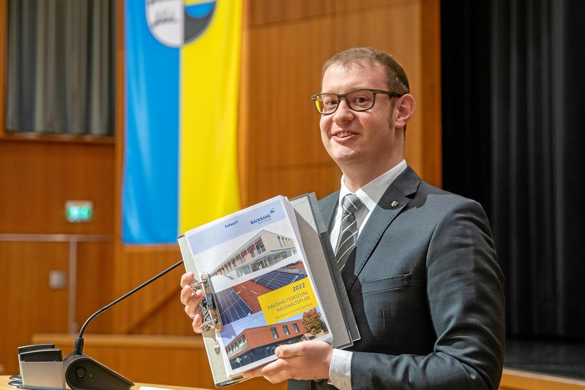 „Ein Haushalt des Handelns und Anpackens“ Auf dem Titel des Haushaltsplans ist nicht von ungefähr die neue Sportkita abgebildet. Die Investitionen in die zentralen Zukunftsthemen haben bei der Vorstellung des Zahlenwerks durch Oberbürgermeister Maximilian Friedrich viel Raum eingenommen. Foto: A. Becher