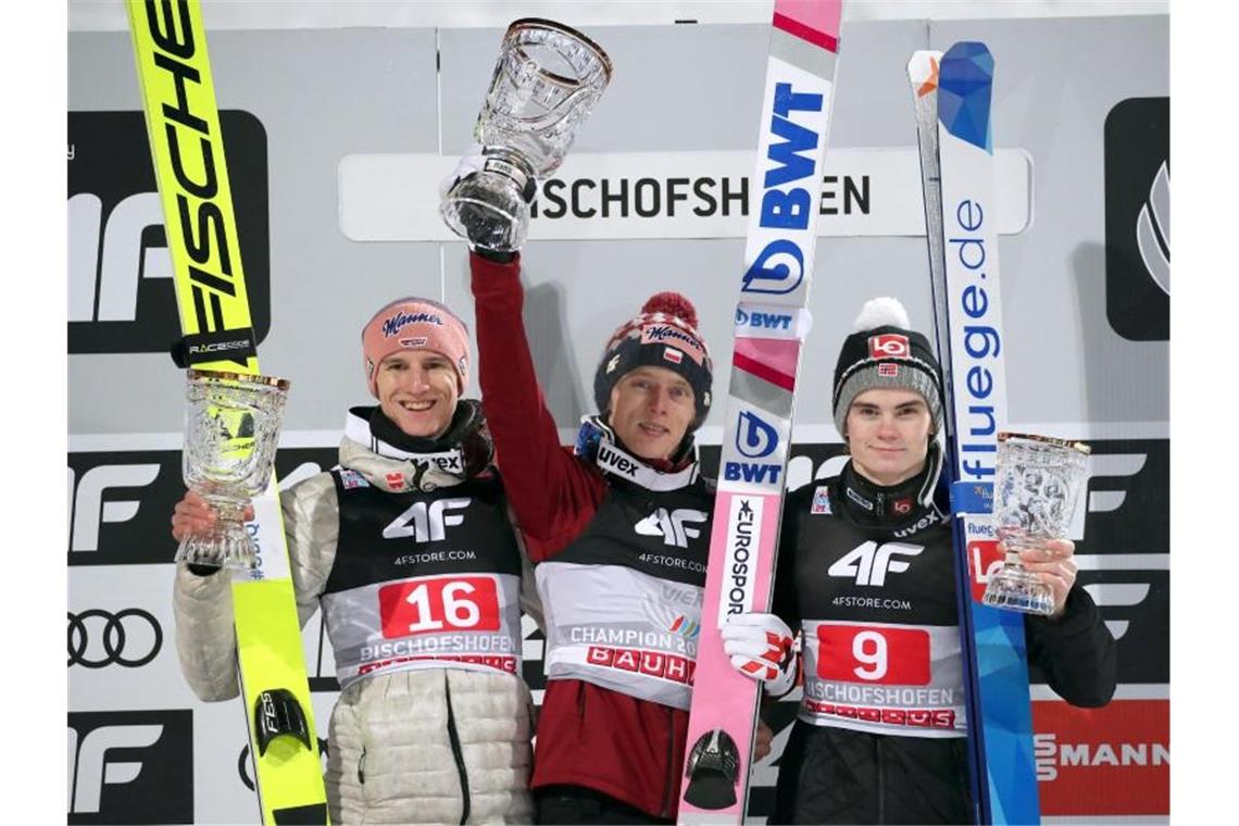 Auf dem Treppchen in Bischofshofen: Karl Geiger (l-r), Sieger Dawid Kubacki aus Polen und auf Rang zwei der Norweger Marius Lindvik. Foto: Daniel Karmann/dpa