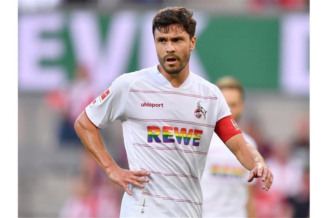 Auf dem Trikot des 1. FC Köln ist der Schriftzug des Trikotsponsors Rewe in Regenbogenfarben gehalten. Foto: Marius Becker/dpa