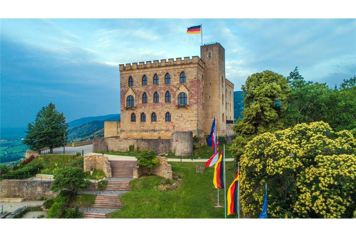 Historiker mahnt: „Dürfen Radikalen Schwarz-Rot-Gold nicht überlassen“ Auf dem Turm des Hambacher Schlosses weht die schwarz-rot-goldene Deutschlandfahne.