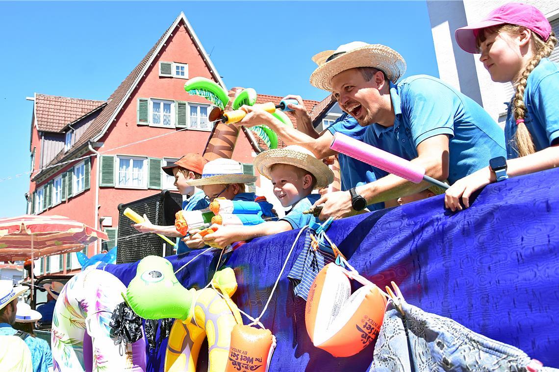 Auf dem Umzugswagen haben Jung und Alt einen Riesenspaß. Feier zu 60 Jahre Städt...