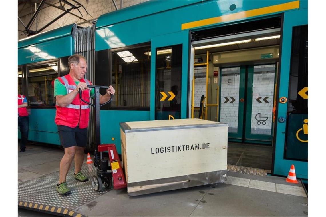 Studie: Paketlieferungen per Tram teuer, aber besser Auf dem VGF Betriebshof Gutleut wird Ware mit einem Hubwagen in eine Tram geschoben. Foto: Silas Stein/dpa