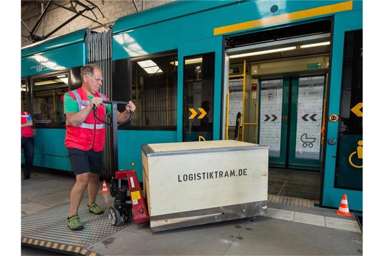 Auf dem VGF Betriebshof Gutleut wird Ware mit einem Hubwagen in eine Tram geschoben. Foto: Silas Stein/dpa