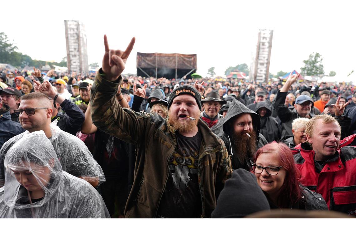 Auf dem Wacken Open Air sind Regenjacken angesagt.