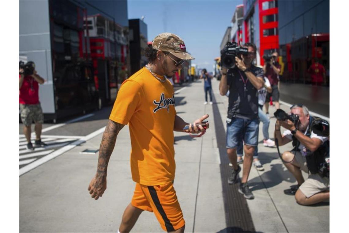 Angriffslustiger Vettel will fitten Hamilton schlagen Auf dem Weg der Besserung: Lewis Hamilton in Budapest. Foto: Zoltan Balogh/MTI