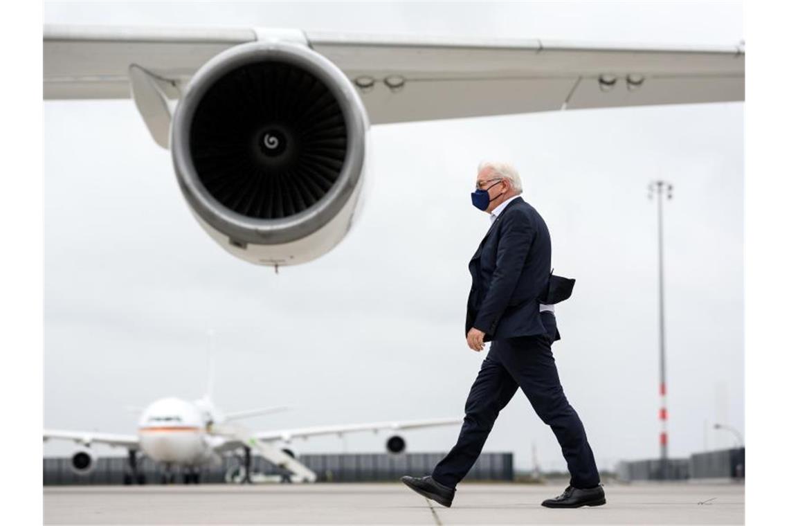 Auf dem Weg nach Dakar: Bundespräsident Frank-Walter Steinmeier im militärischen Breich des Flughafens Berlin Brandenburg. Foto: Bernd von Jutrczenka/dpa