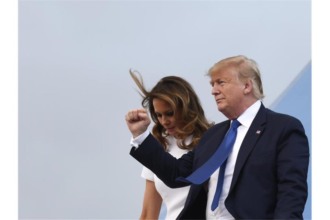 Auf dem Weg nach Florida: Donald Trump neben seiner Frau Melania in Kämpferpose. Foto: Susan Walsh/AP/dpa