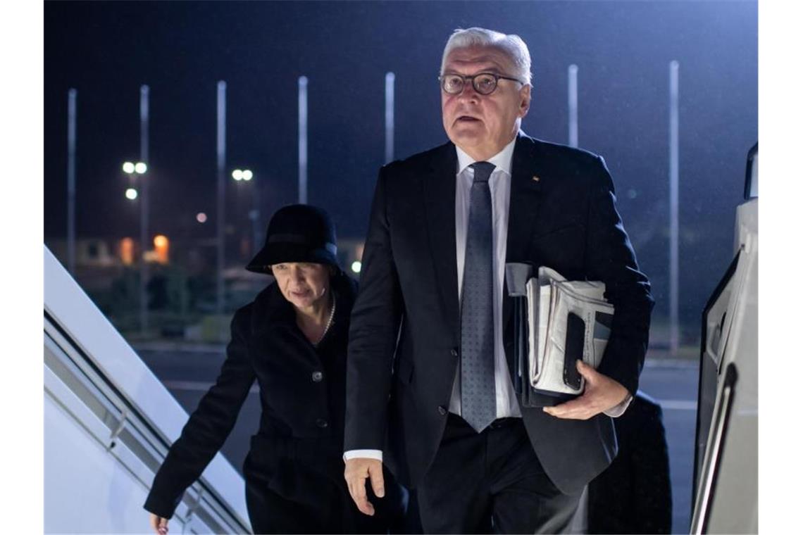 Auf dem Weg nach Israel: Bundespräsident Frank-Walter Steinmeier und seine Frau Elke Büdenbender auf dem militärischen Teil des Flughafens Tegel. Foto: Bernd von Jutrczenka/dpa