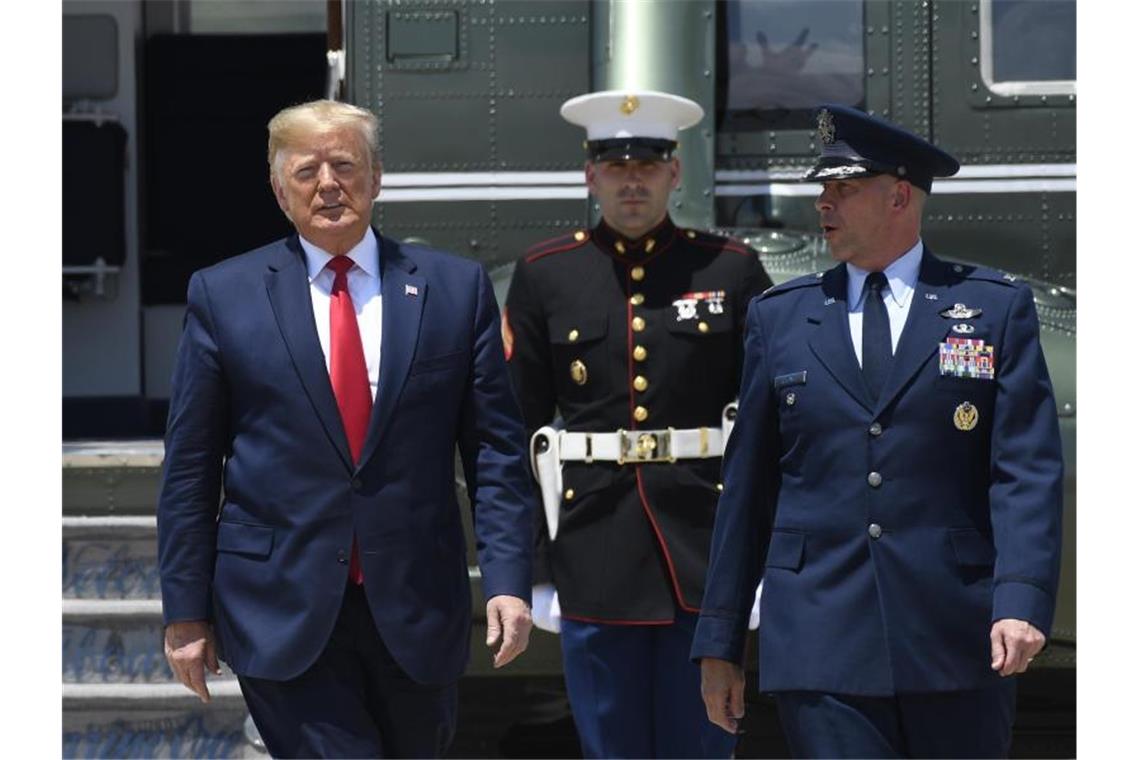 Vor G20-Gipfel: Hoffnung im Handelskrieg - Sorge um Merkel Auf dem Weg nach Osaka: US-Präsident Donald Trump auf der Andrews Air Force Base. Foto: Susan Walsh/AP