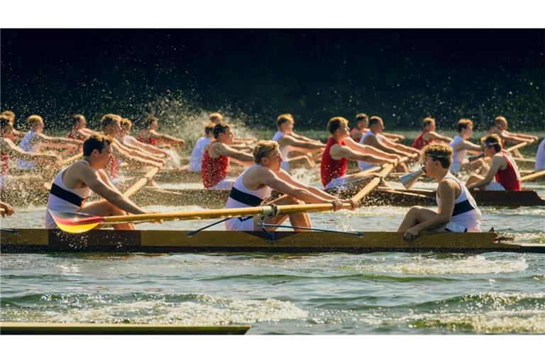 Auf dem Weg zu olympischem Gold: „Adams Acht“&nbsp; (im Deutschlandachter v.l.n.r.: Leon Kleinschmidt als Walter Schröder; Leonard Kunz als Manfred Rulffs; Vito Wiesner als Willi Padge)