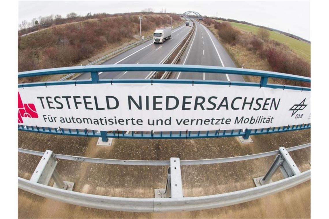 Umfrage: Bundesregierung hinkt bei Digitalisierung hinterher Auf dem Weg zum automatisierten Fahren sollen auf einem neuen Testfeld bei Braunschweig vernetzte Autos erprobt werden. An der Autobahn 39 sind dafür 71 Masten errichtet worden. Foto: Julian Stratenschulte/dpa
