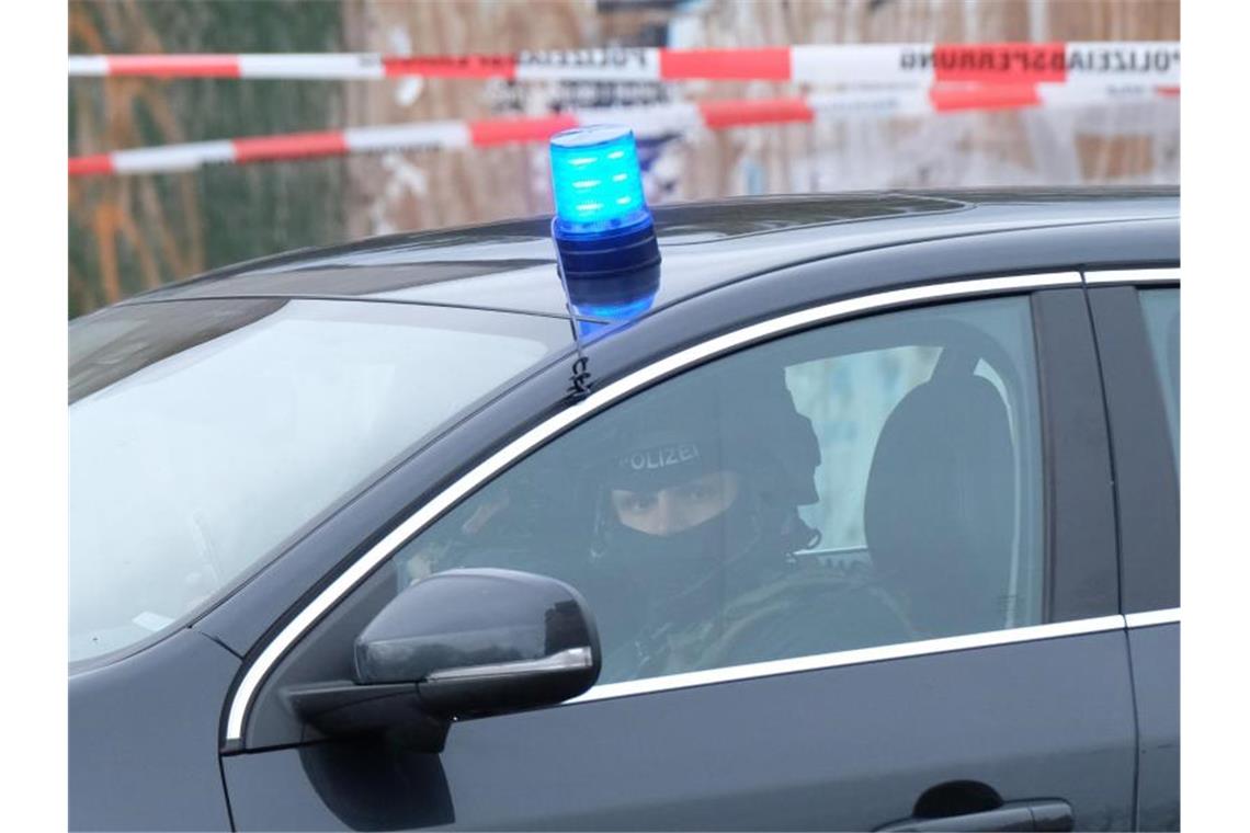 Auf dem Weg zum Einsatzort: In Halle und Landsberg sind massive Polizeikräfte mobilisiert worden. Foto: Sebastian Willnow/dpa-Zentralbild/dpa