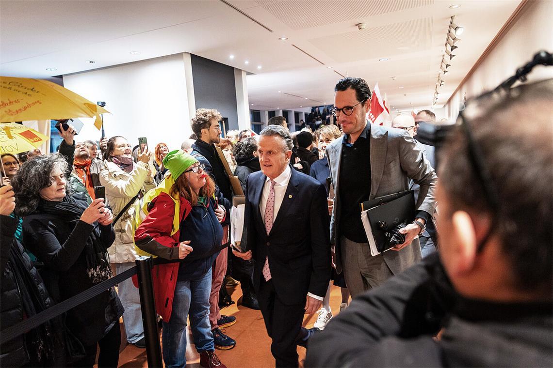 Auf dem Weg zum Sitzungssaal durch ein Spalier des Protests: OB Frank Nopper (li.) und Verwaltungsbürgermeister Fabian Mayer (beide CDU).