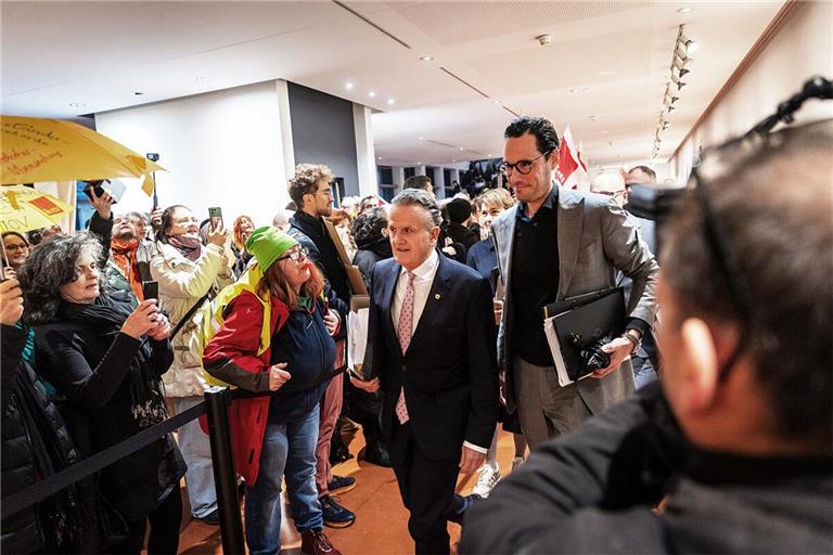 Auf dem Weg zum Sitzungssaal durch ein Spalier des Protests: OB Frank Nopper (li.) und Verwaltungsbürgermeister Fabian Mayer (beide CDU).