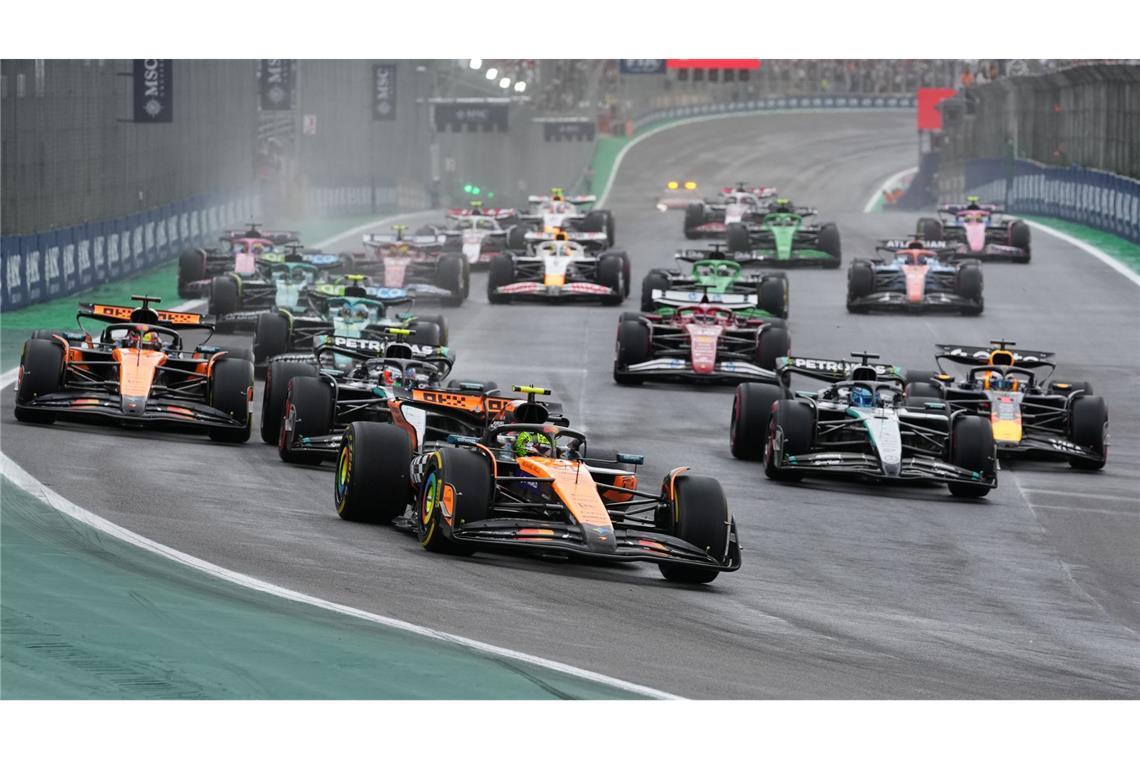 Auf dem Weg zum Start-Ziel-Sieg: Lando Norris (vorn) baute im Sprint seine WM-Führung aus.