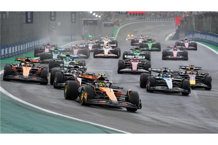 Auf dem Weg zum Start-Ziel-Sieg: Lando Norris (vorn) baute im Sprint seine WM-Führung aus.