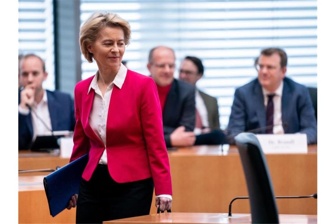 Auf dem Weg zur Befragung: Ursula von der Leyen (CDU), ehemalige Verteidigungsminsterin und heutige Präsidentin der EU-Kommission. Foto: Bernd von Jutrczenka/dpa