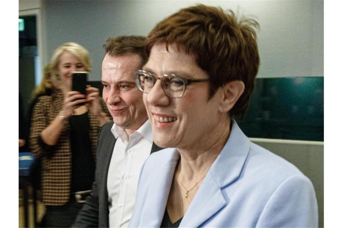 Auf dem Weg zur Klausur: CDU-Chefin Annegret Kramp-Karrenbauer und der Hamburger CDU-Landesvorsitzende Roland Heintze. Foto: Markus Scholz/dpa