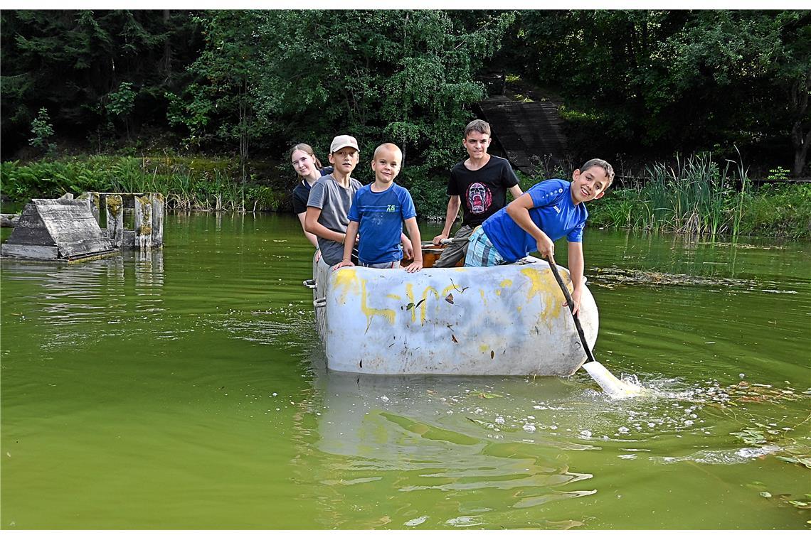 Auf dem Weiher können Kinder eine kleine Bootsfahrt unternehmen.