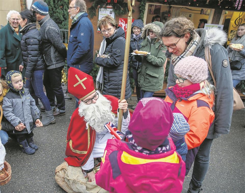 Christkindlesmarkt glänzt mit aufwendig gestalteten Ständen Auf dem Weihnachtsmarkt darf der Nikolaus nicht fehlen. Er schenkte den Kindern Süßigkeiten.