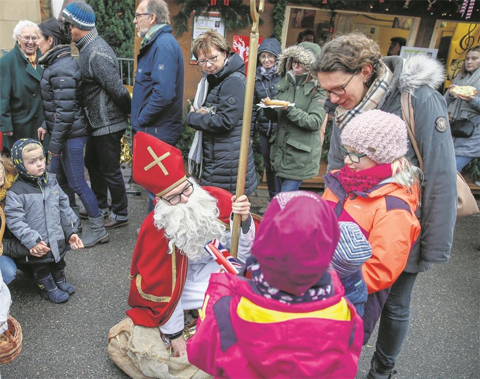 Auf dem Weihnachtsmarkt darf der Nikolaus nicht fehlen. Er schenkte den Kindern Süßigkeiten.