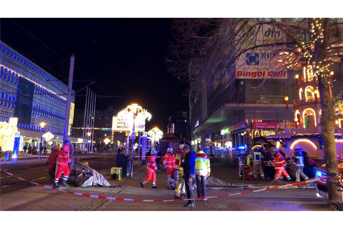 Magdeburg: Anschlag mit Auto auf Weihnachtsmarkt Auf dem Weihnachtsmarkt in Magdeburg ist ein Autofahrer in eine Menschengruppe gefahren.